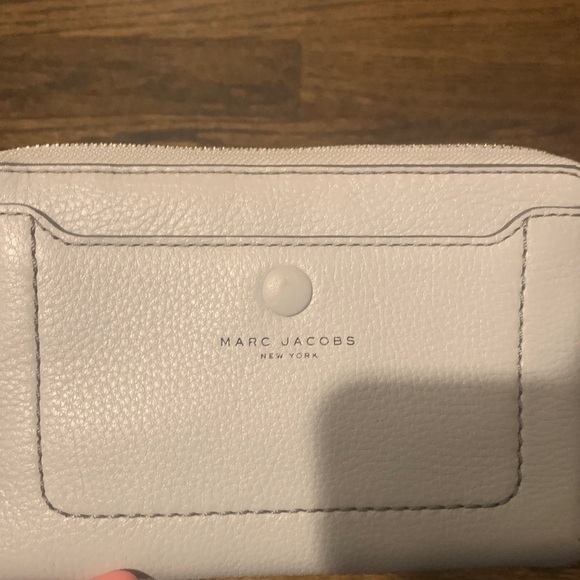 Marc Jacobs Empire City Travel Wallet with Strap light gray - Picture 2 of 16